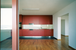 Neue Küche in einem warmen, roten Farbton (© Walter Mair, Zürich)